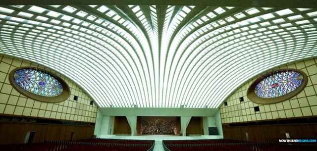 В дизайн зала для аудиенций папы Римского в Ватикане Нерви включил новые решения сразу 5 функций: вместимость (от 7000 до 12000 мест), акустику, хороший обзор сцены с любой точки, вентиляцию, освещение.