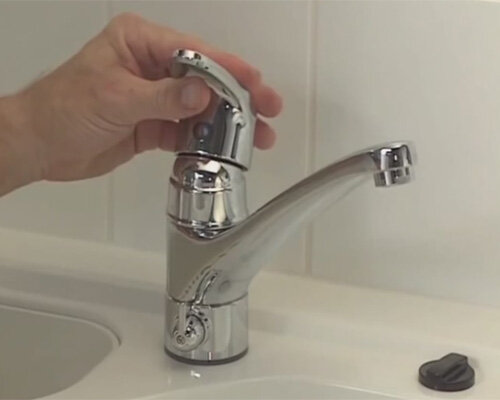 Перекройте подачу воды к смесителю. После этого рукоятку смесителя  переведите в открытое положение, чтобы сбросить остаточное давление и  убедиться, что подача воды перекрыта.
 