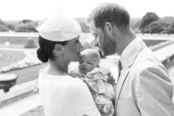 Принц Гарри и Меган Маркл крестили сына. Официальные фото