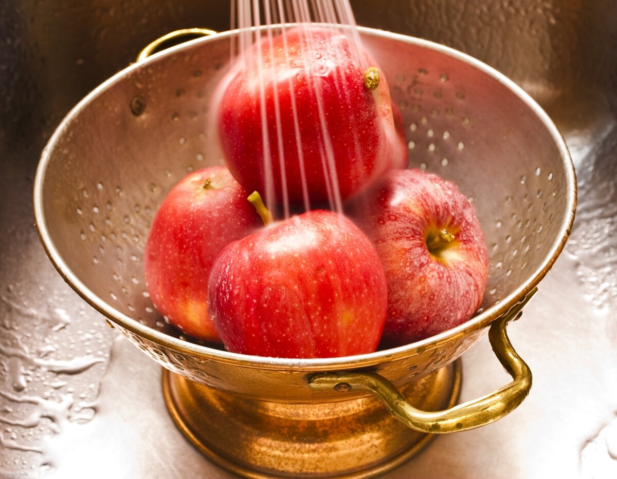 Мытье фруктов. Мытье овощей. Мытье овощей. Обработка овощей и фруктов. Яблоки в дуршлаге.