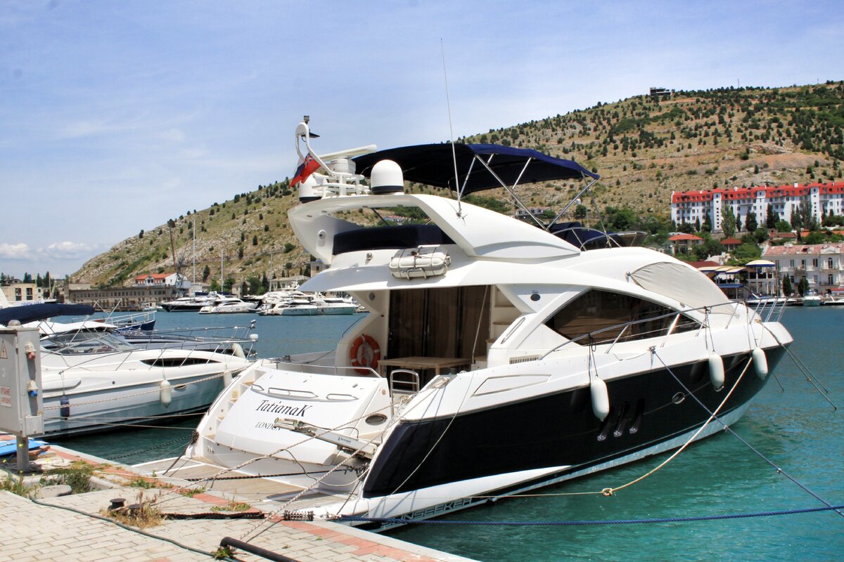 Скалы надежно защищают бухту от штормов, поэтому здесь пришвартована куча катеров. Можно полюбоваться, пока ожидаешь начала прогулки