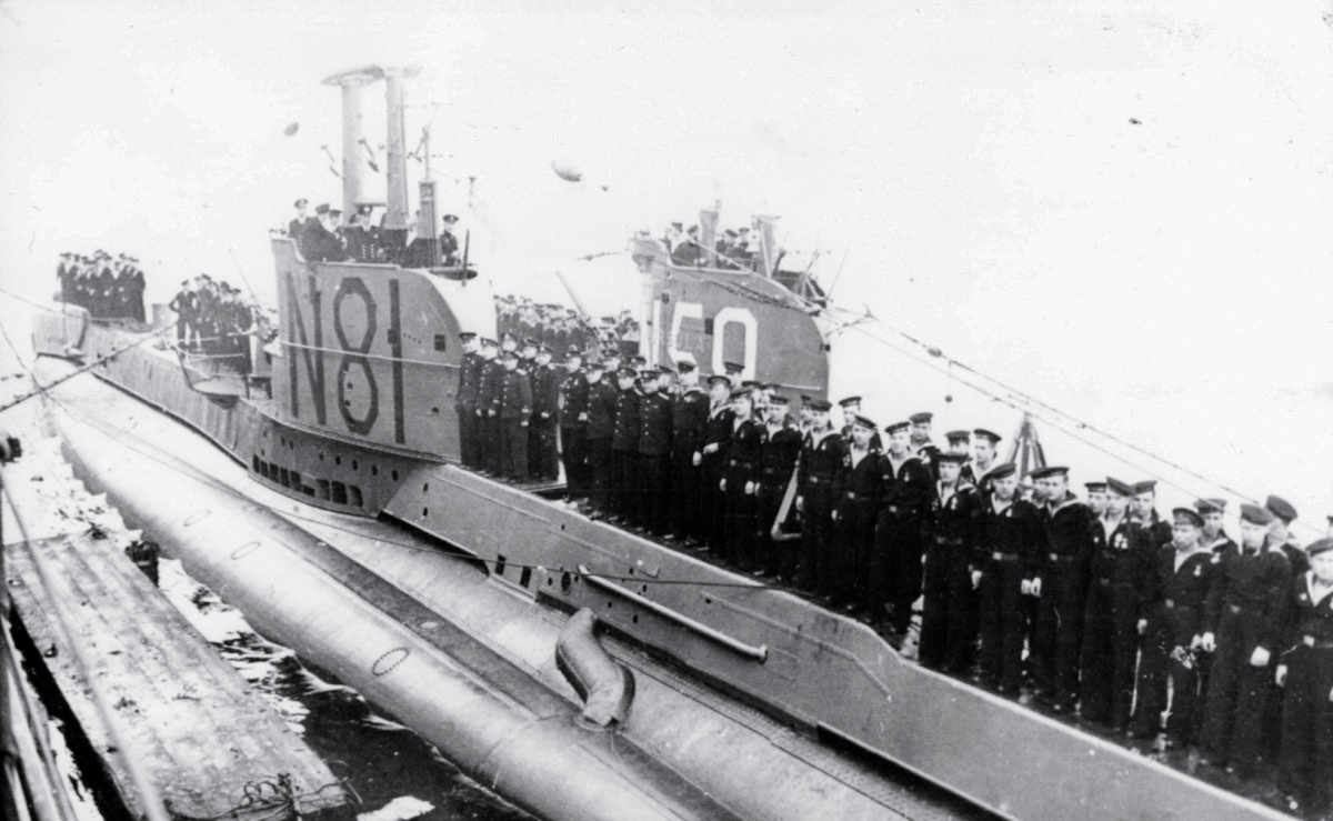 Передаче лодки - Советская и Британская команда на палубе