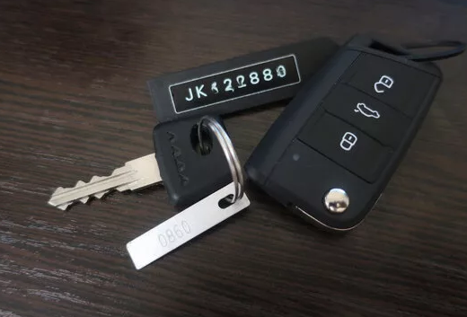 Car keys ava max ayla. Ключ зажигания с кнопками гольф 4. Бирка с кодом ключа. Бирка на ключах от машины. Пластинка с номером на ключах авто.