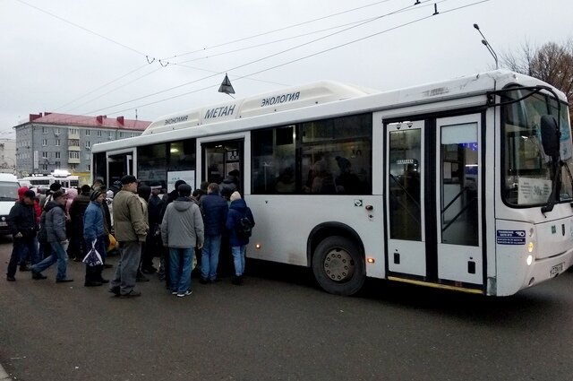 Пассажиры штурмуют автобус №30 в Уфе. Фото: АиФ/ Айгуль Мусина