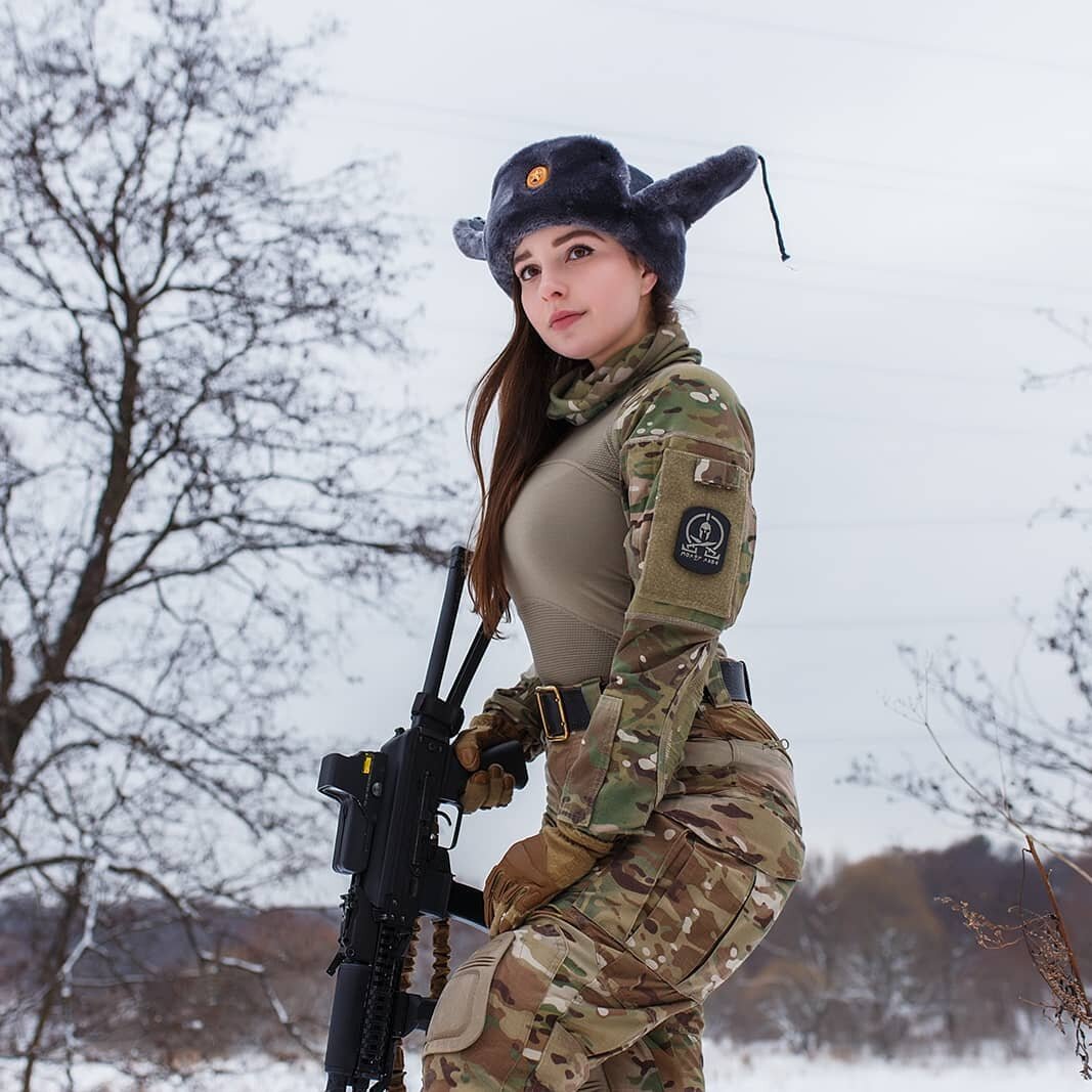 Фотосессия в форме. Елена Делигиоз. Елена Делигиоз страйкбол. Елена Делигиоз в военной форме. Елена Делигиоз слив Токио.