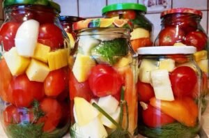 
Бактерии могут попасть в консервацию несколькими способами: