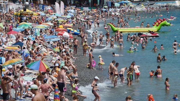Пляж на Южном берегу Крыма. Фото: im.kommersant.ru.