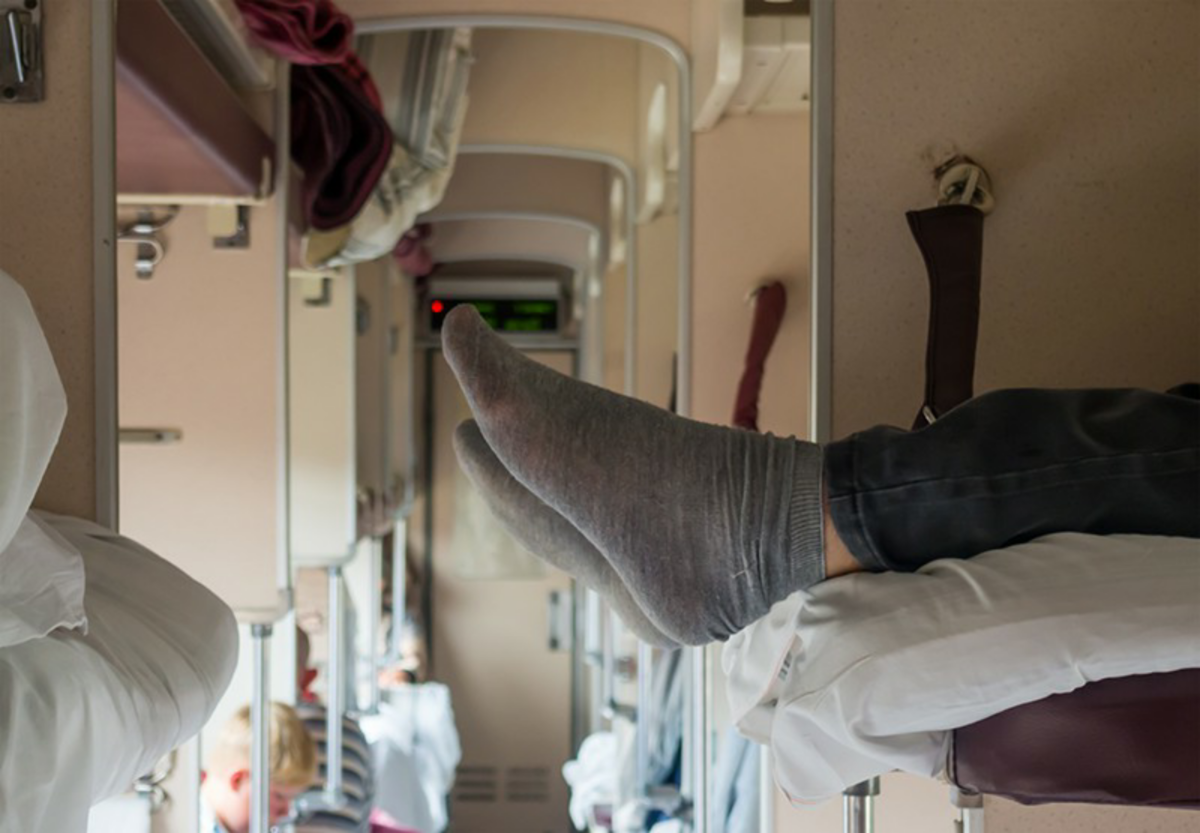 Плацкарт РЖД 2022. Ноги в плацкартном вагоне. Стопы в поезде. Плацкарт пассажиры.