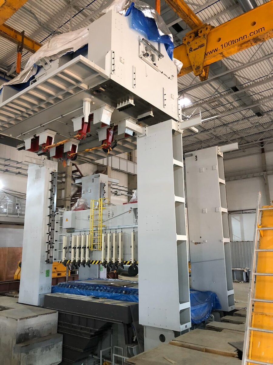 Монтаж пресса FAGOR. Заведение короны над колоннами и вывешивание над посадочными местами