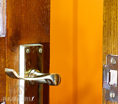 Реставрация деревянных дверей: как покрасить старую межкомнатную дверь