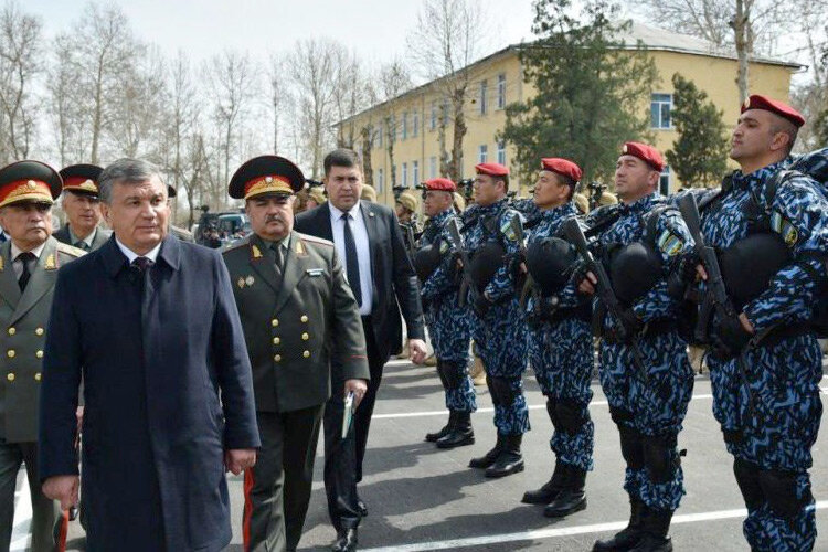 Военнослужащие Нацгвардии и Шавкат Мирзиёев. Фото пресс-службы президента Узбекистана