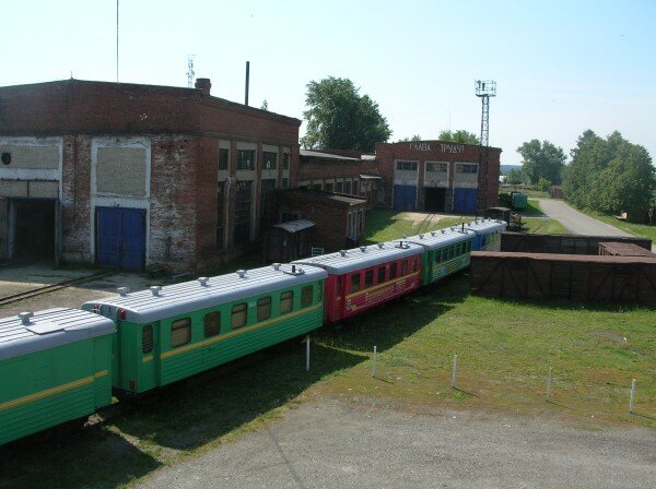 Поезд выезжает из депо на станция Алапаевск-2