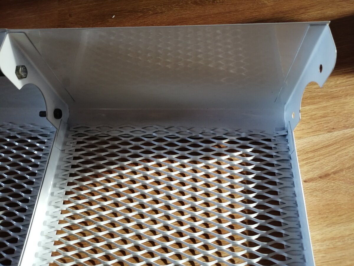 Между ними есть специальные отверстия для соединения 