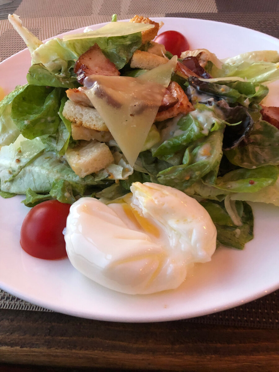 Салат Цезарь с курицей, беконом и яйцом Пашот