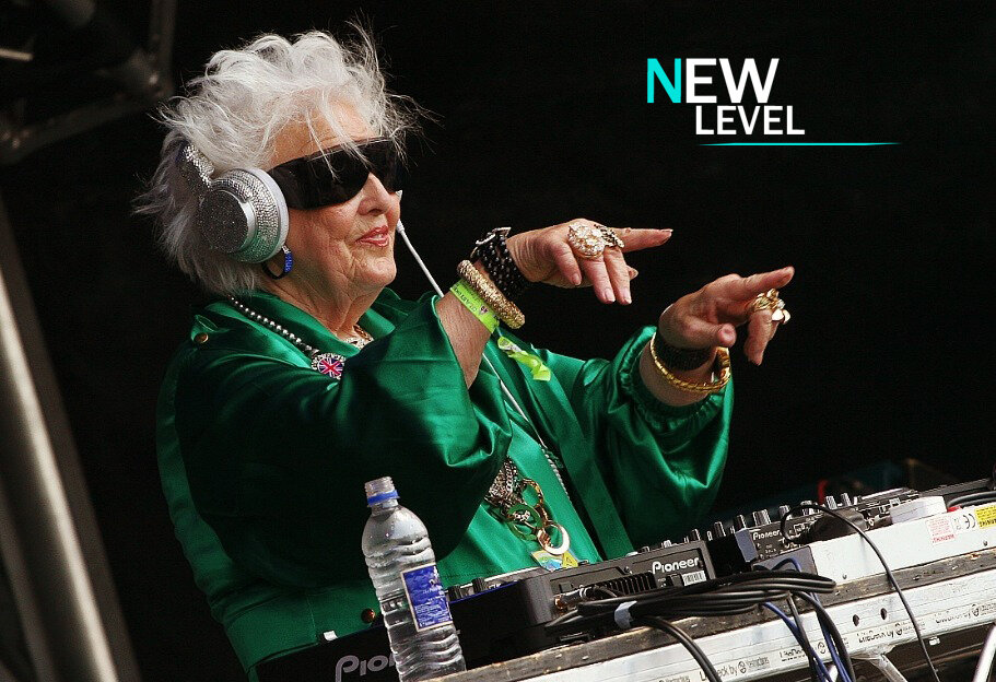 Рут Флаверс - это творческий пример для женщин. С детства любила музыку. Родилась: 29 марта 1931 года.