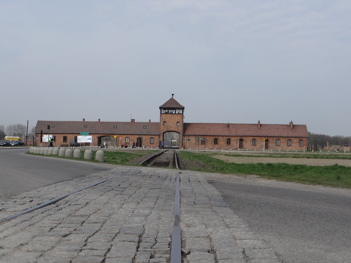 Железная дорога ведущая к главным воротам лагеря смерти.