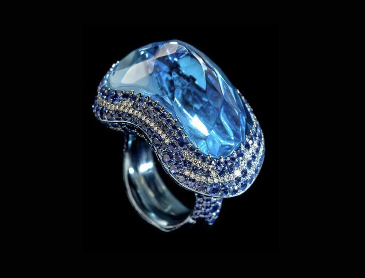 Резной драгоценный камень 5 букв. Уоллес Чан ювелир кольца. Ювелирные изделия с цветными сапфирами. Кольцо с голубым топазом овальной формы. Кольцо с голубым бриллиантом.