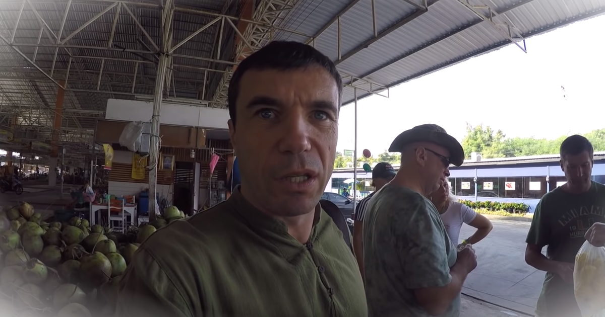 Покупает фрукты на рынке