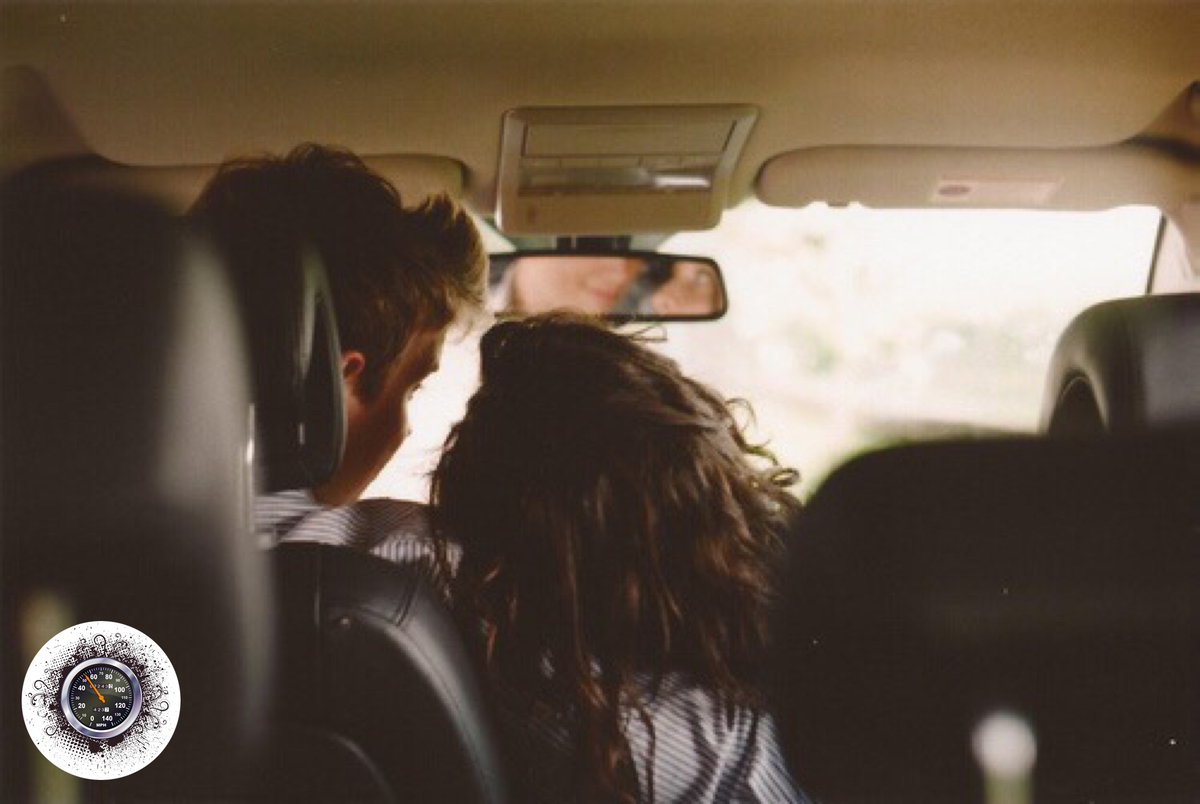 Целуется девушки девушкой машине. Пара в машине. Влюбленные в машине. Парень с девушкой в автомобиле. Парень с девушкой едут в машине.