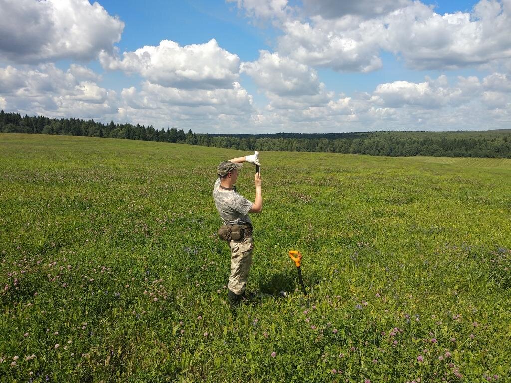 Камрад фотографирует место расположения селухи, а я его. Фото моё, но ранее постилось на mdrussia.