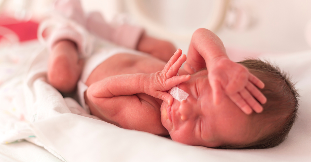 Первые недели новорожденного ребенка. Новорожденный ребенок. Фото новорожденных. Выхаживание новорожденных. Младенец новорожденный недоношенный.