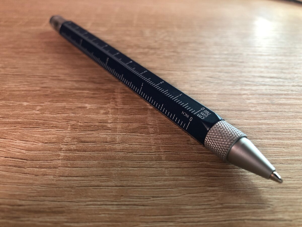 Очень удобно, что на ручке есть линейка. Часто нужно отмерить именно несколько сантиметров. Фото автора