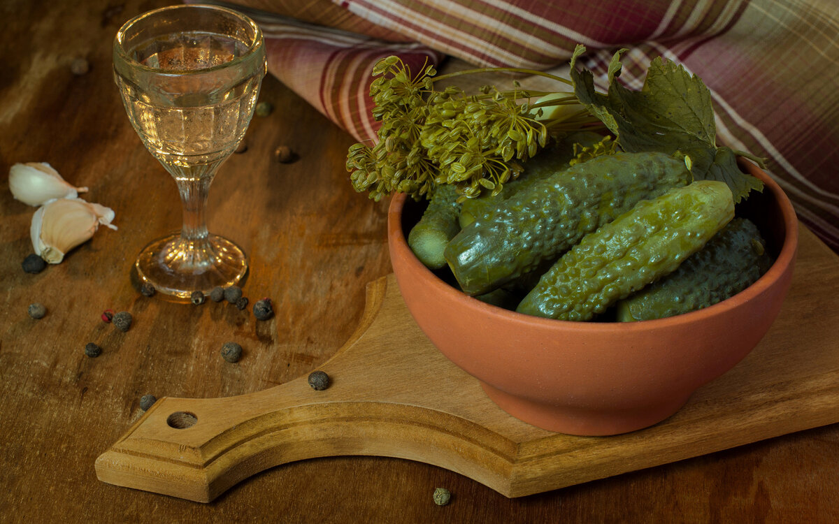 Шампанское с закуской огурцами