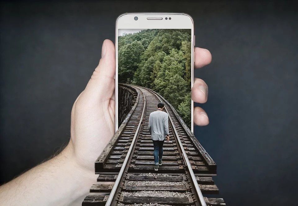 https://cdn.pixabay.com/photo/2017/07/15/19/42/manipulation-smartphone-2507499_960_720.jpg