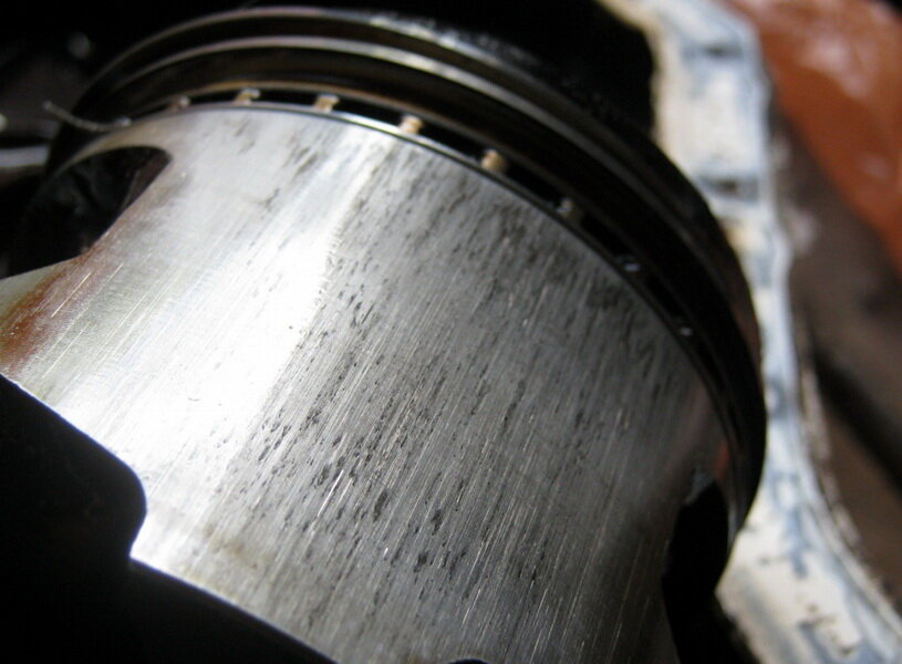 Пример абразивного износа поршня. Материал взят с ресурса Яндекс Картинки