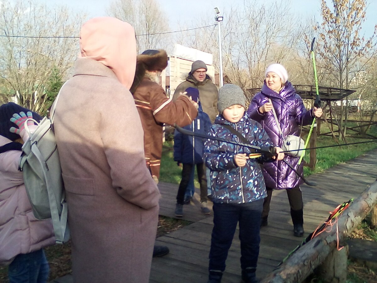 Фото автора. Героиня публикации в фиолетовом пальто с луком в руках.