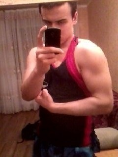 Так я выглядел в самом начале тренировочного пути. На то время у меня уже был опыт тренировок на турниках и 2 года занятия легкой атлетикой.