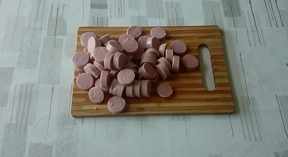 Нарезаем сосиски 4-6 шт. Можно использовать сардельки, рецепт будет ещё проще и быстрее 