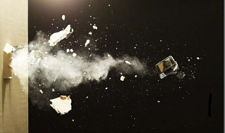 Изображение взято из общего доступа. Разбил со злости телефон. 