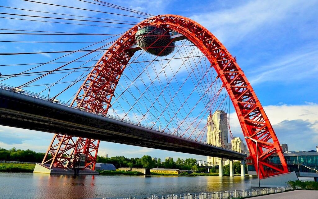 Мост это. Краснопресненская магистраль живописный мост. Вантовый мост в Москве живописный. Красный вантовый мост в Москве. Вантовый мост в Серебряном Бору.