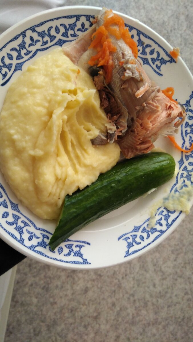 Мой ужин . Картофельное пюре,  горбуша с овощами,  огурчик. 