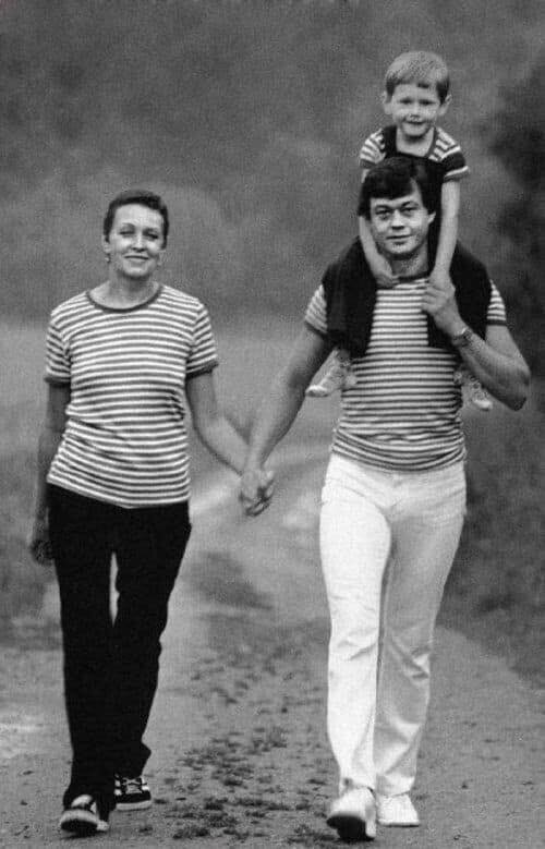 Друзья, давайте вместе вспомним на несколько минут этих людей и то время... Пусть на сердце сделается теплее!-15