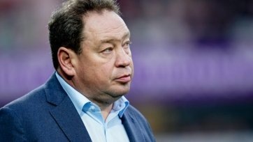 Фото: vitesse.nl/Леонид Слуцкий умеет удивлять. Со сборной России он поразил всю страну и добрую часть континента, когда на Евро-2016 финишировал на последнем месте в группе с Англией, Уэльсом и Словакией, так и не сумев добыть ни единой победы. Затем он подался в Англию, где неожиданно для многих возглавил «Халл», но через четыре месяца покинул клуб, который на тот момент стал обитателем «подвала» турнирной таблицы Чемпионшипа. Казалось бы, после такого для Слуцкого заказан билет на родину, но Леонид Викторович снова удивил всех – летом 2018 года он стал первым российским тренером, который получил возможность поработать с клубом из чемпионата Нидерландов. Добровольцем оказался «Витесс», собственником которого является отечественный предприниматель Валерий Ойф.
