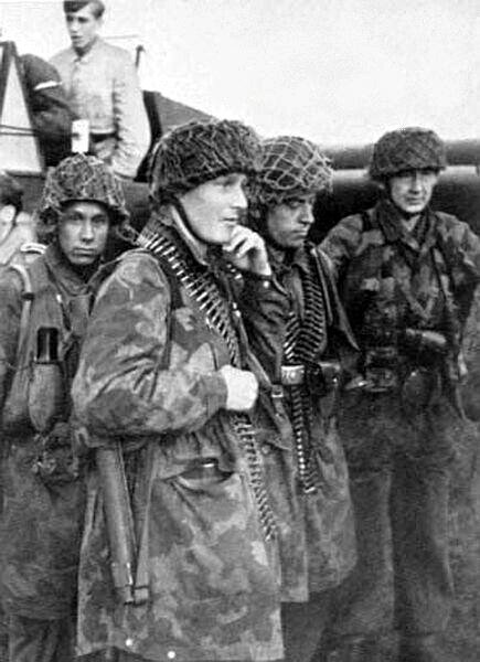 Солдаты 500-го парашютно-десантного батальона СС готовятся к операции «Ход конём», 1944 год