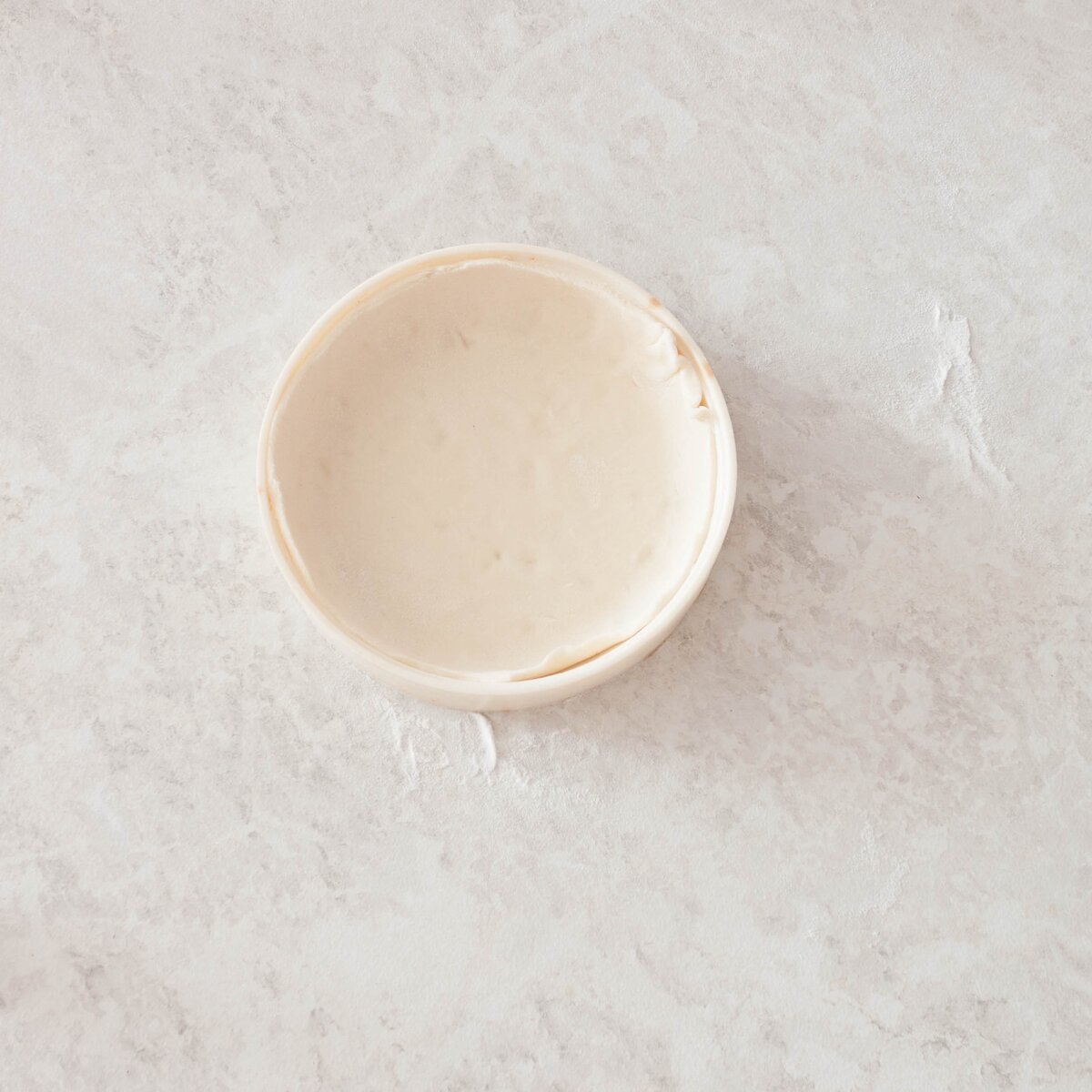 Тесто раскатываем и укладываем в форму. 