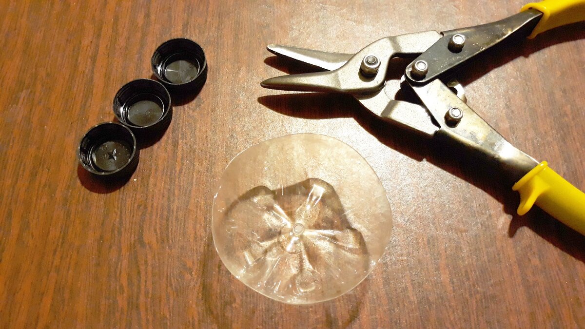 Крышки, ножницы по металлу и емкость в которую я буду измельчать пластик