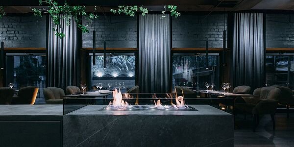 Дизайнерский биокамин с открытой топкой-горелкой размещен в центре ресторанного зала. Благодаря продуманному расположению и выбору модели, огненный декор работает во всех зонах отдыха: как за столиками, так и за барной стойкой.