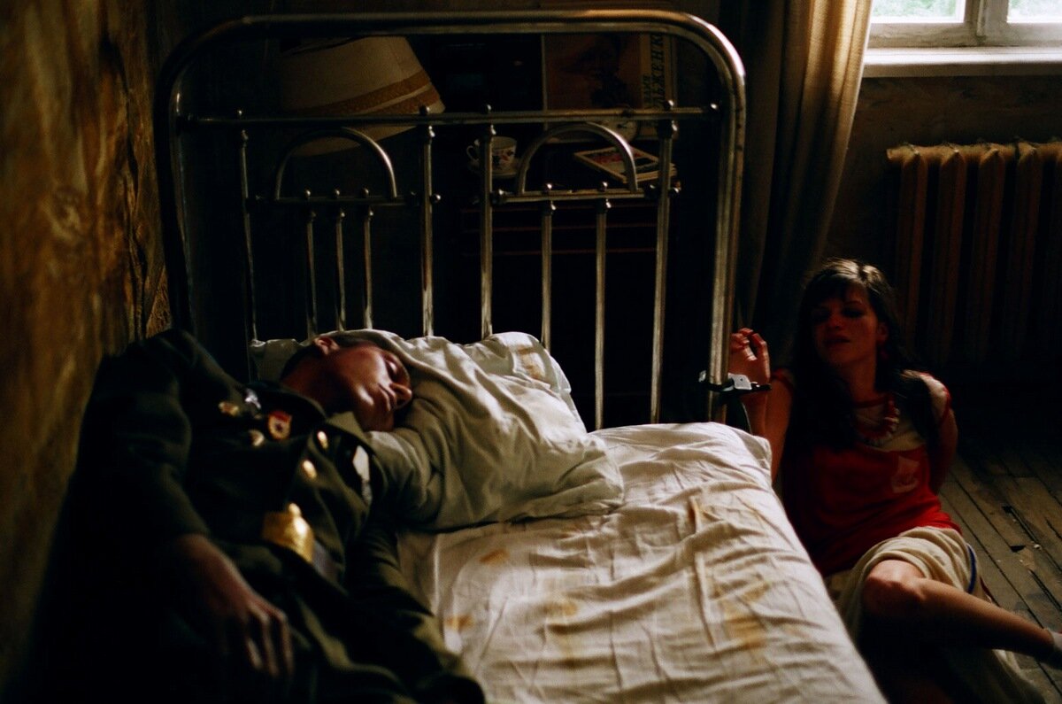 Кадр из фильма "Груз 200"