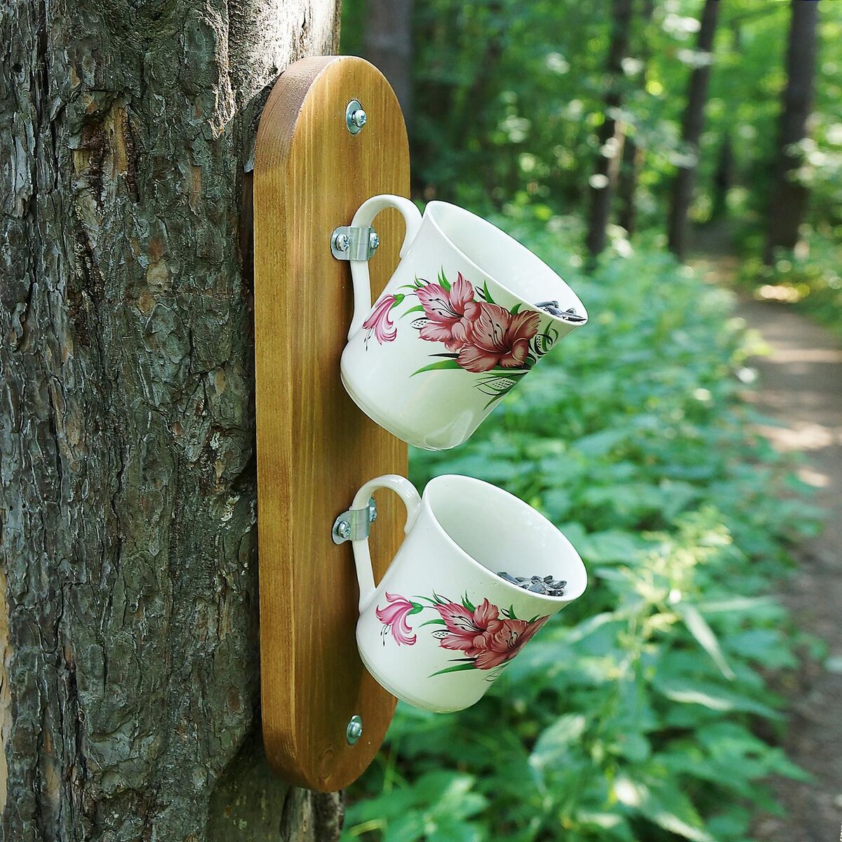 Красиво) Только к "живому" дереву кормушку все же лучше привязывать, а не прикручивать. Фото https://fishcam-store.ru/