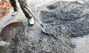 Бетон цена за 1 м3  в 25 имеет среднюю подвижность от П2 до П4, которую можно увеличить  благодаря введению в раствор при изготовлении пластификатора.  Целостность и эксплуатационные характеристики стройматериала не не  ухудшатся в течение 200 циклов замерзания и оттаивания  конструкции. Водонепроницаемость W8 подразумевает, повышенную  влагостойкость и минимальное количество воздушных пузырей и полостей.  Давление, которое может выдержать конструкция изготовленная из этой  марки бетона — 8 кгс/см2.