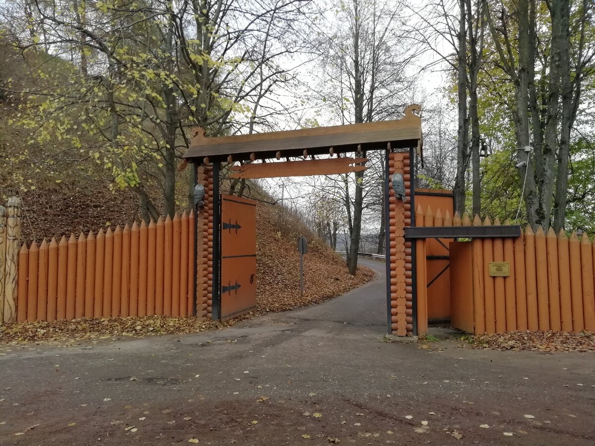 Ворота парка "Городок" имитируют деревянную ограду детинца