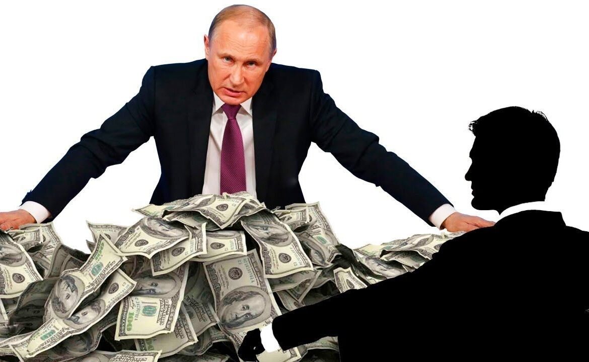 Бытует мнение, что политика и деньги – понятия тождественные. Особенно утверждение касается президентов, премьер-министров и других высокопоставленных лиц, которые, обладая полномочиями и практически безграничными ресурсами, способны сколотить целое состояние. Как свидетельствует статистика, за годы пребывания на должности доходы президентов и членов их семей существенно увеличиваются, что для простых граждан – страшно и обидно одновременно. Обогащение на должности чиновника особенно часто практикуется на постсоветском пространстве. Поэтому неудивительно, что многих украинцев, белорусов и россиян интересует реальное финансовое состояние Путина, Порошенко, Лукашенко, которые ежедневно обещают гражданам беззаботную жизнь, однако при заполнении деклараций указывают только старенькие автомобили, небольшую жилплощадь и скромную заработную плату. Хотя фактические цифры кардинально отличаются.

Давайте попробуем разобраться, сколько на самом деле находится денег на банковских счетах главнокомандующих трех славянских стран – Украины, России и Беларуси, и посмотрим, каким бизнесом  располагают президенты. Это позволит  ответить на главный вопрос статьи: кто богаче –  Путин, Лукашенко или Порошенко? Будем брать во внимание официальные данные, аналитические отчеты и результаты независимых журналистских исследований.