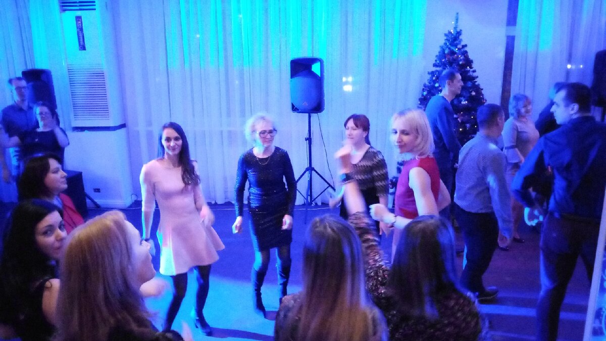 Речь идёт о блондинке в очках посередине