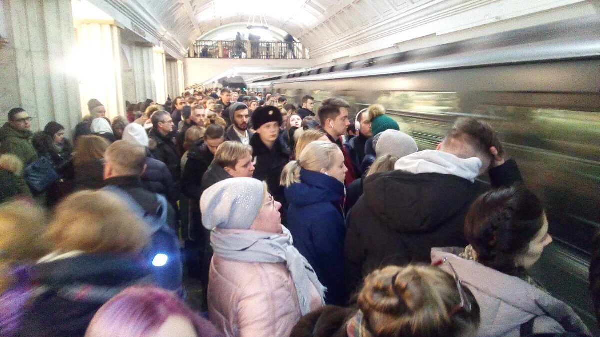 В метро в 5 вечера на станции Охотный ряд