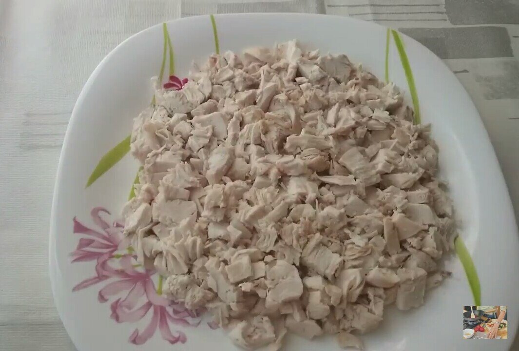 1 слой. Отправляем куриную грудку на блюдо