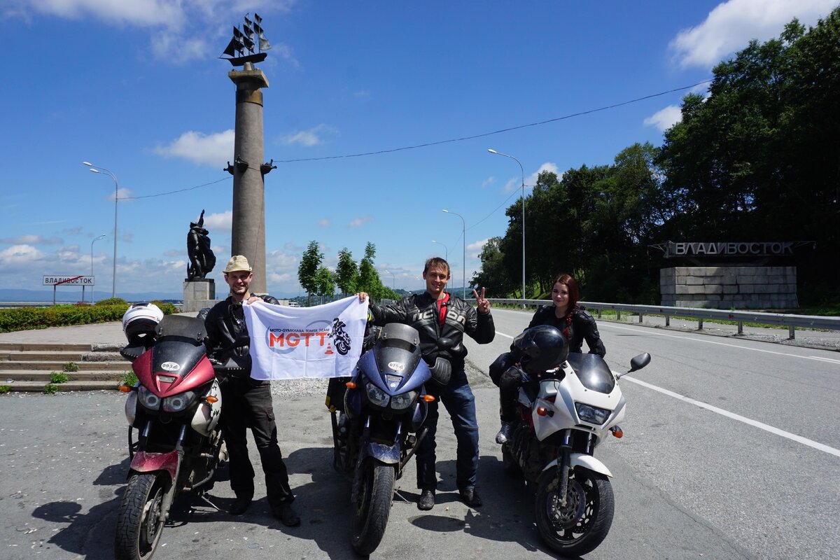 Чтобы запутать всех, фотографировались не на въезде, а на выезде